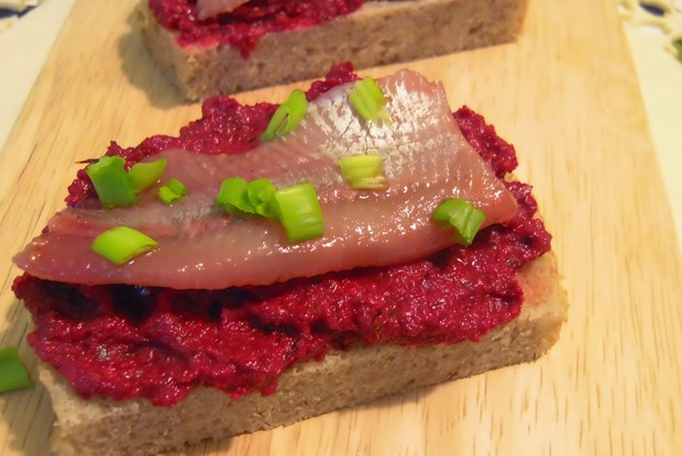 Бутерброд с горчичной селедкой и свеклой