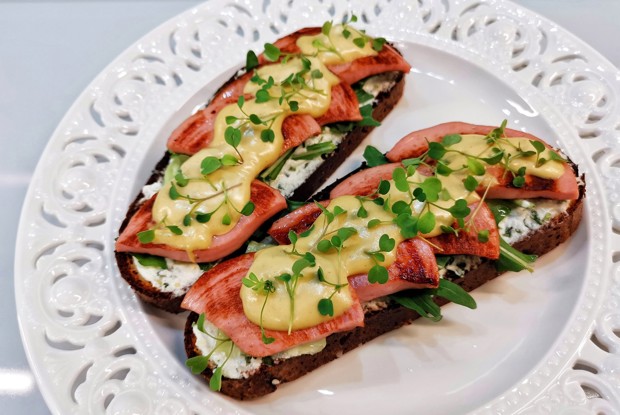 Бутерброд с колбасой