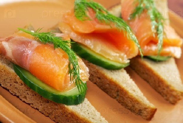 Бутерброд с лососем и огурцом