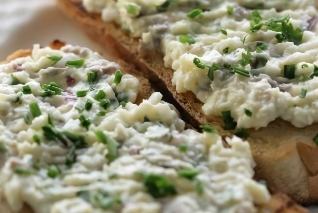 Бутерброд с сельдью и сливочным сыром