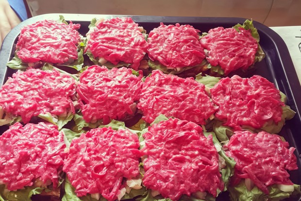 Бутерброд с селедкой и свеклой