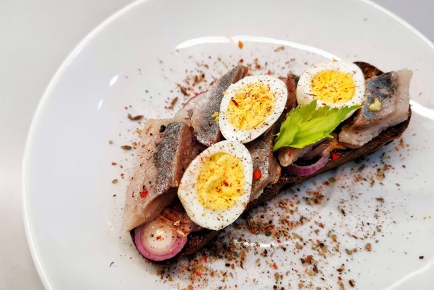 Бутерброд с селедкой и перепелиным яйцом