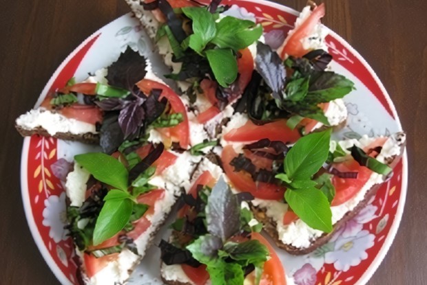 Бутерброд с сыром и томатами