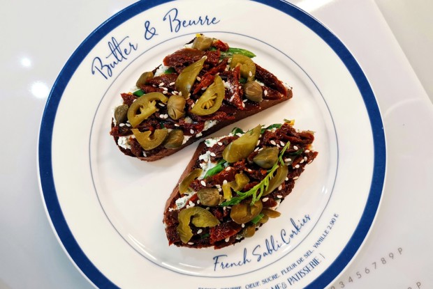 Бутерброд с вялеными помидорами