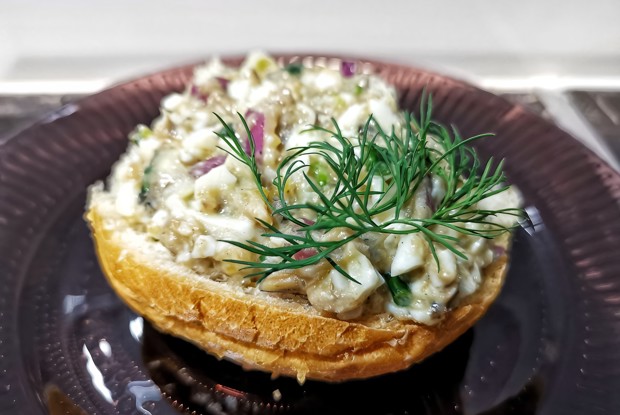 Бутерброд с яично-шпротной намазкой