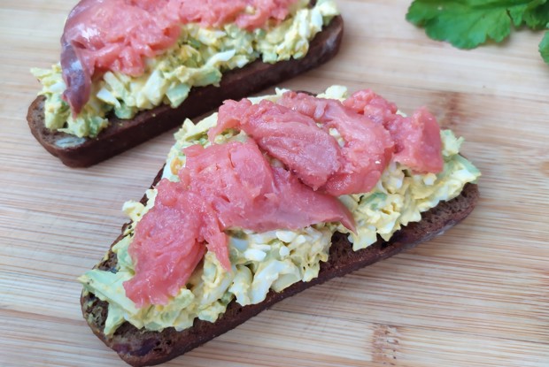 Бутерброд с яйцом, авокадо и красной рыбой