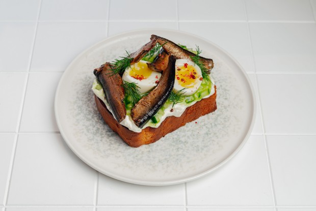 Бутерброд со шпротами и сливочным муссом