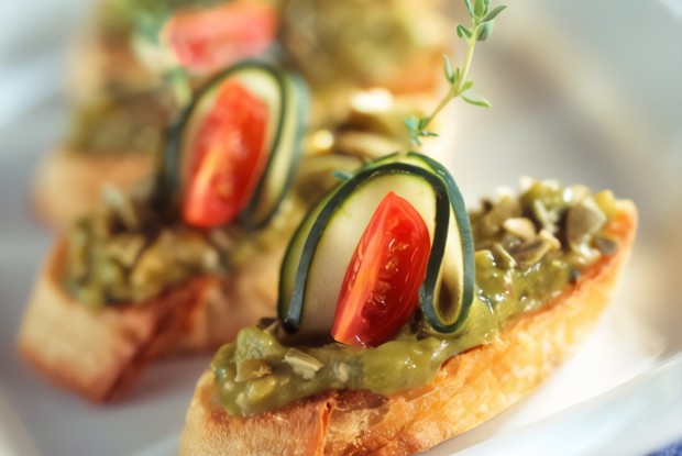 Бутерброды с авокадо и анчоусами