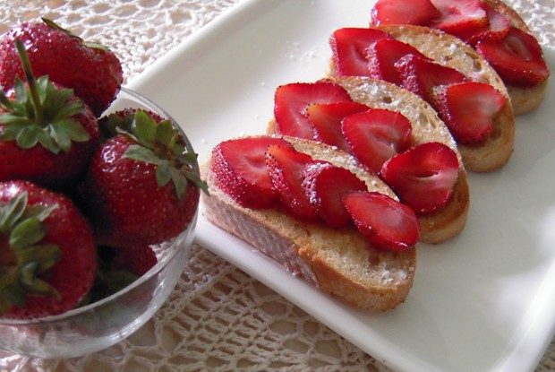 Бутерброды с клубникой