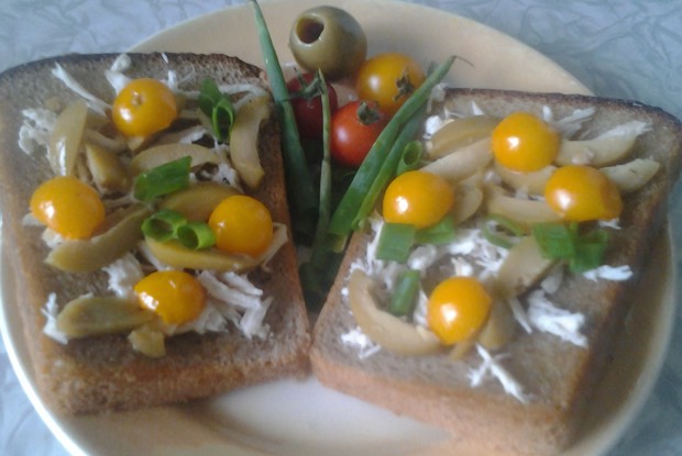 Бутерброды с курицей и оливками