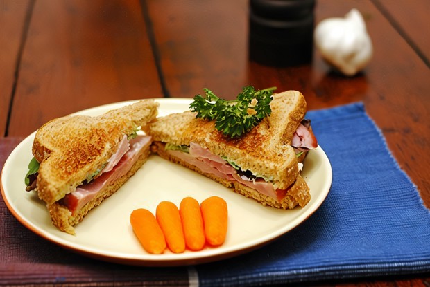 Бутерброды с морковью и чесноком