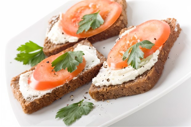 Бутерброды с помидорами и хреном