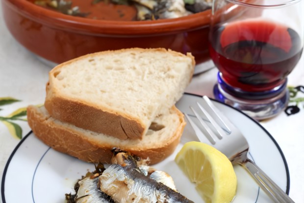 Бутерброды с сардинами на поджаренном белом хлебе