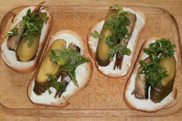 Бутерброды со шпротами и соленым огурцом