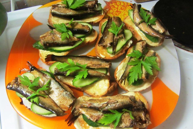 Бутерброды со шпротами и огурцом