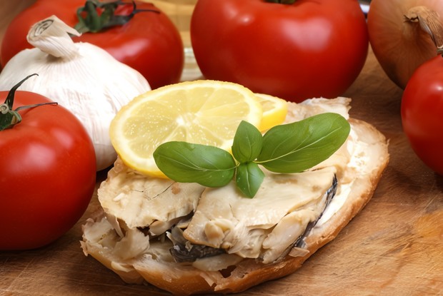 Бутерброды со скумбрией и лимоном