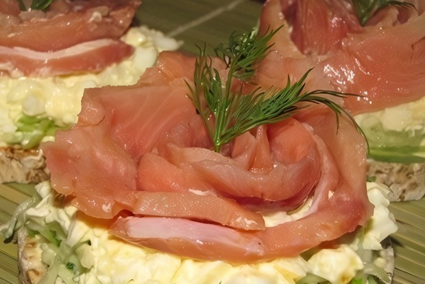 Бутерброды со свежим огурцом и горбушей