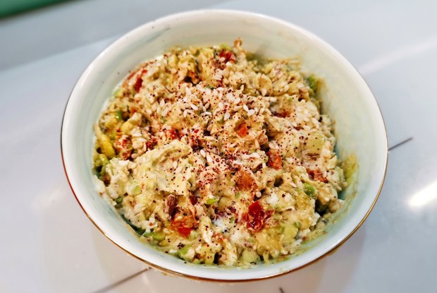 Бутербродная намазка из авокадо и вяленых помидоров