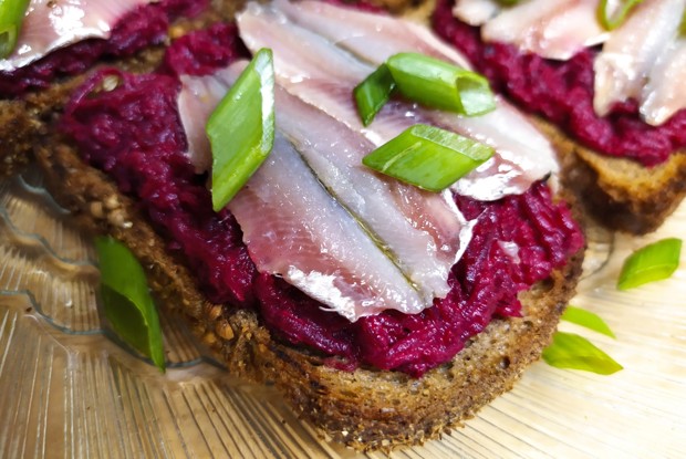 Бутерброды с килькой пряного посола