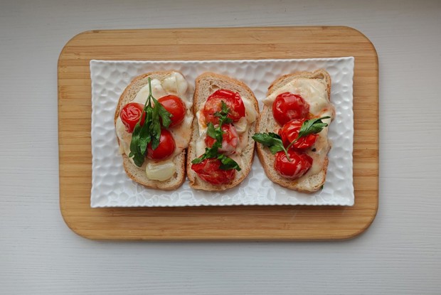 Бутерброды с печеными черри и сыром камамбер