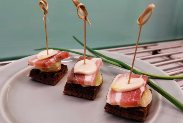 Бутерброды-канапе с салом