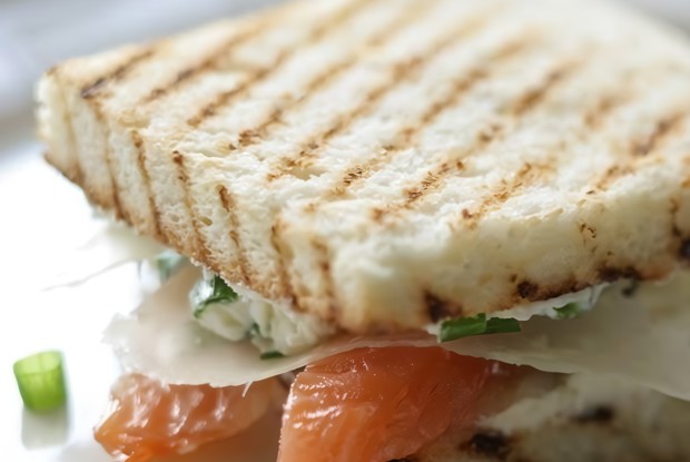 Бутерброды с соленым лососем и сыром Филадельфия