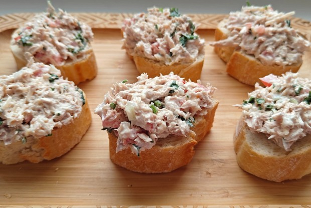 Бутерброды с тунцом, кинзой и помидором