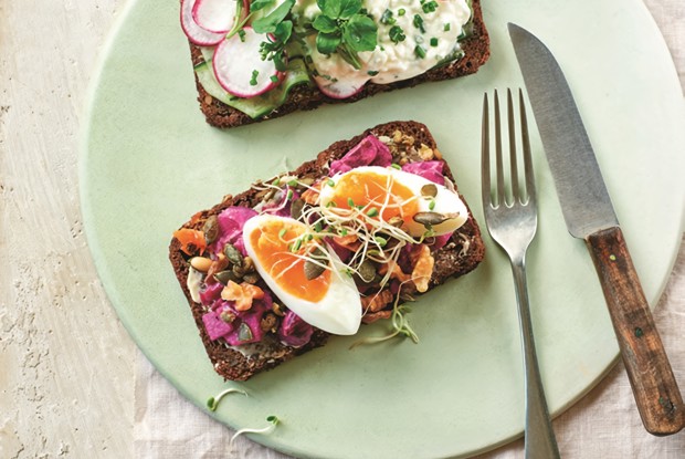 Бутерброды с творогом, огурцом и редисом