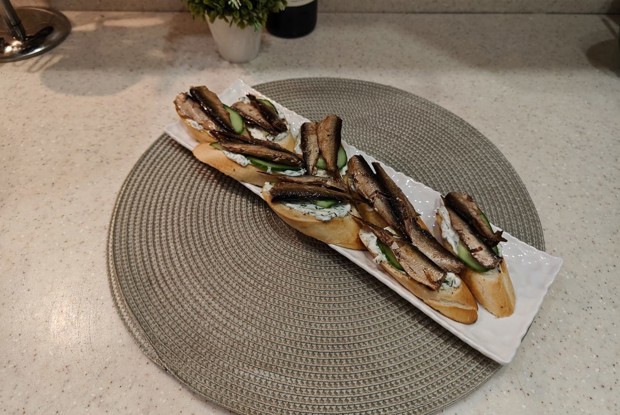 Бутерброды со шпротами и огурцом