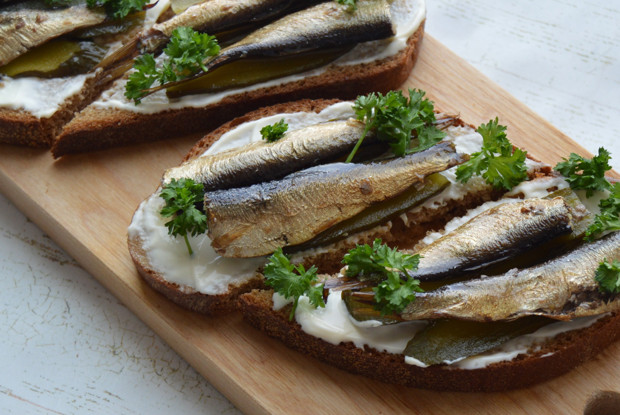 Бутерброды со шпротами