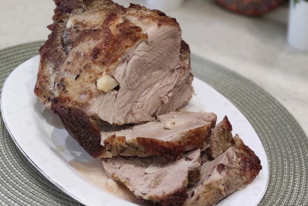 Буженина с чесноком