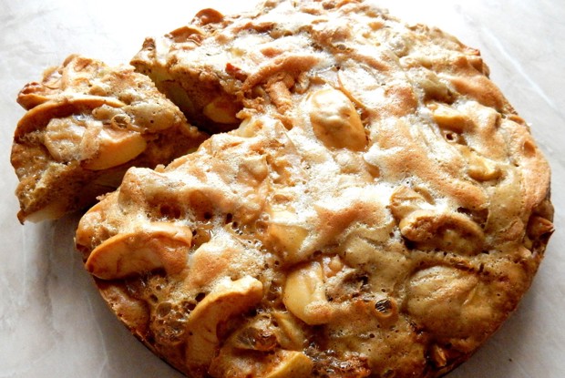 Быстрая шарлотка с корицей и лимонной цедрой