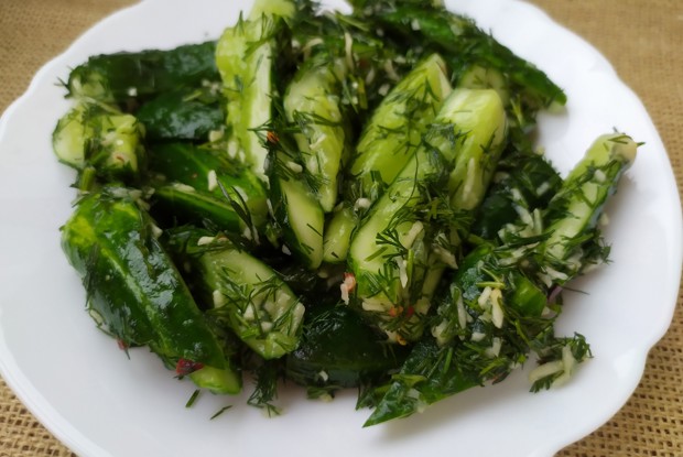 Быстрая закуска из огурцов