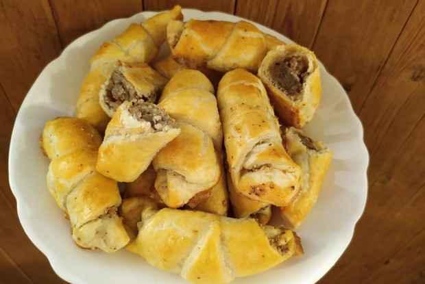 Быстрые рогалики из слоеного теста с грецким орехом