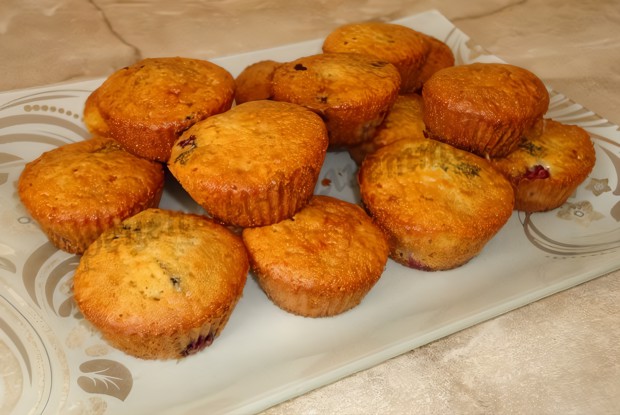 Быстрые сочные маффины с вишней