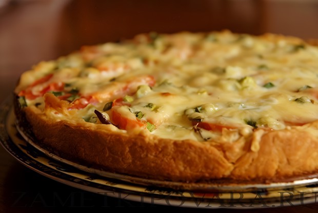 Быстрый киш с курицей на слоеном тесте