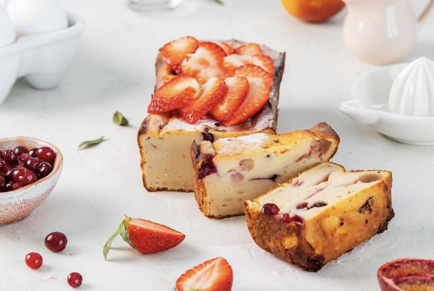 Быстрый пирог из рикотты с цедрой и клюквой