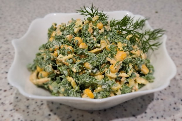 Витаминный салат с яйцами, зеленью и сметаной