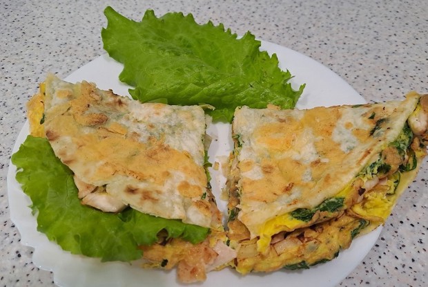 Быстрый завтрак из лаваша и яиц, со шпинатом и куриной грудкой