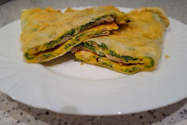Быстрый завтрак из лаваша и яиц, со шпинатом и куриным мясом