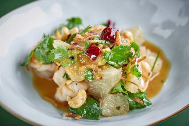 Cалат из помело с орехами кешью и креветками