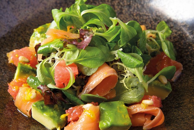 Cалат с грейпфрутом, лососем и авокадо