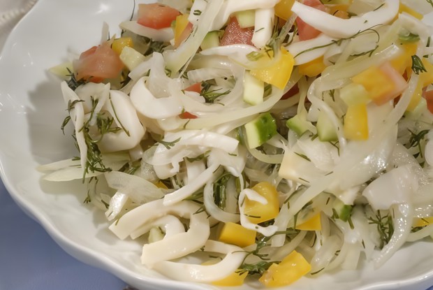 Cалат с кальмарами и маринованным луком