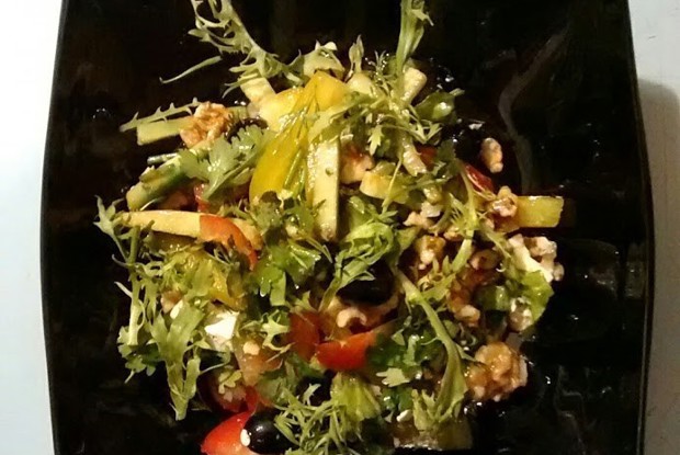 Cалат с виноградом и грецкими орехами