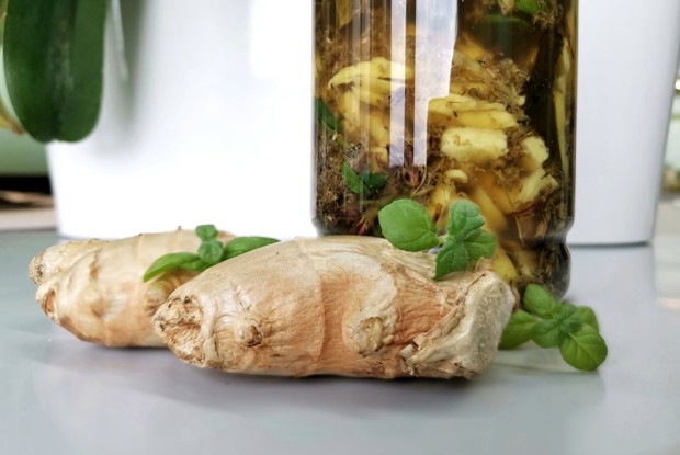 Целебный ромашковый чай с имбирем и зверобоем