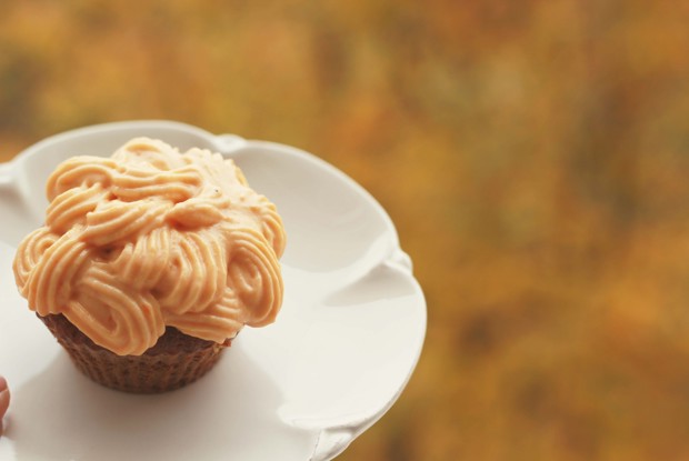 Цельнозерновые капкейки с пряным тыквенным кремом