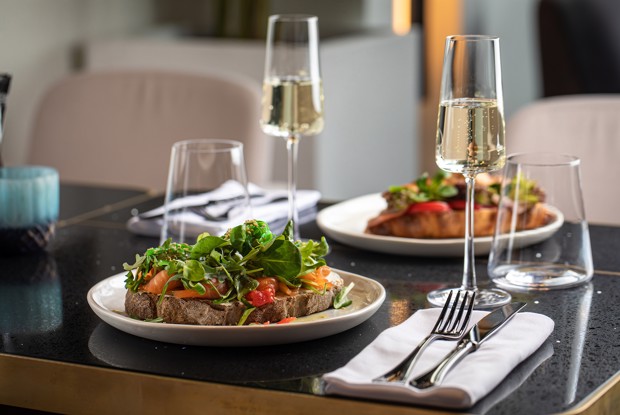 Цельнозерновой тост со слабосоленым лососем и водорослями чука