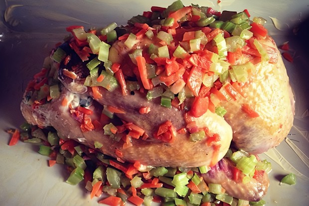 Цесарка. фаршированная творожным сыром и беконом