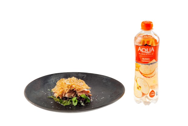 Цесарка с черным рисом и яблочным соусом