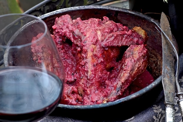 Цесарка с ежевичным соусом